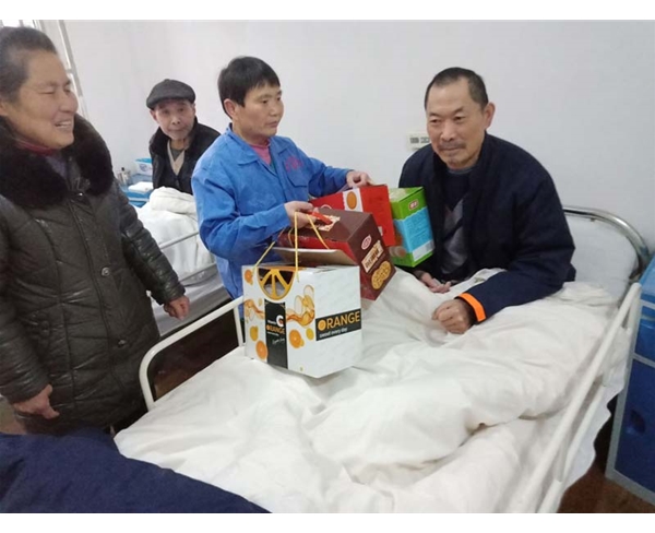 发放慰问品1